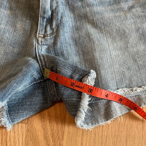 PAIGE Women's Light Wash Cut-Off Jean Shorts Size 30 - Picture 6 of 6